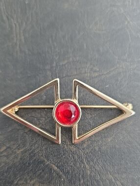 Vintage Art Deco MCM Geometric Gold-Tone Round Red Stone Center Brooch